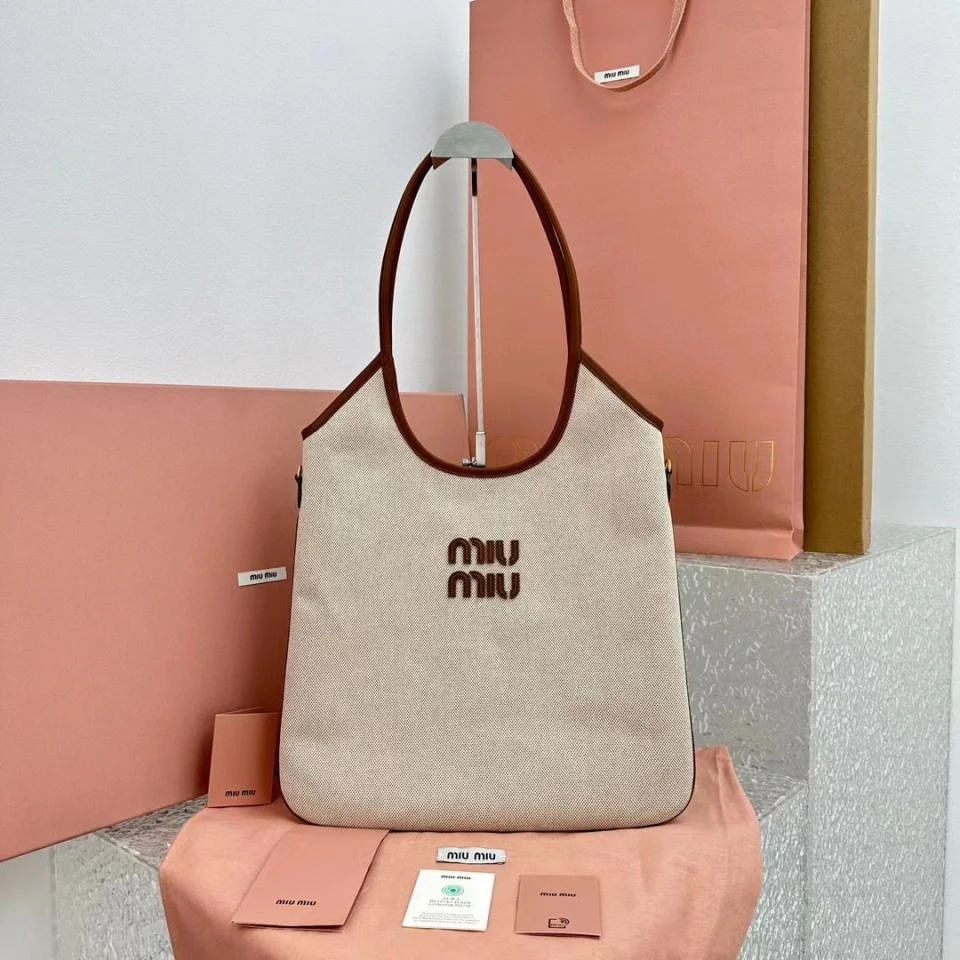 MIU MIU帆布拼皮腋下包